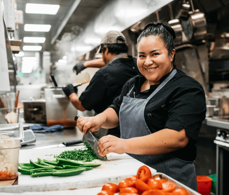 Profissional trabalhando em cozinha
